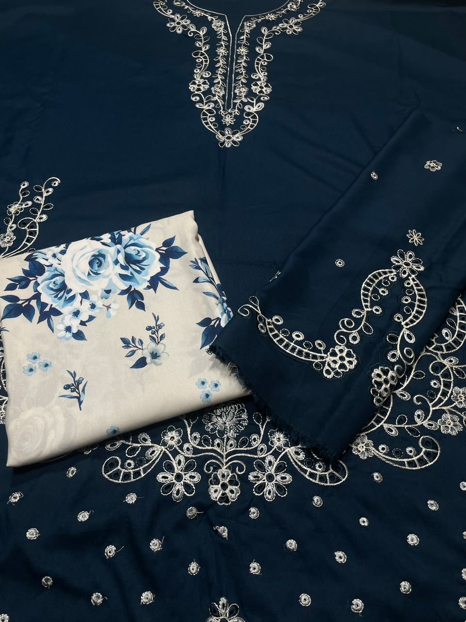 DHANAK EMBROIDERED 2 PIECE ARTICLE