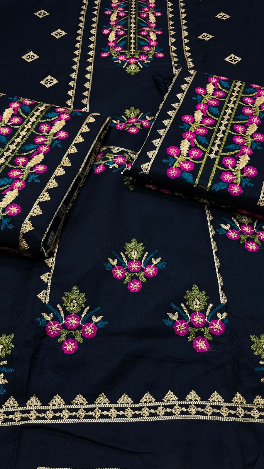 SHAMRAY 3 PIECE EMBROIDERED ARTICLE