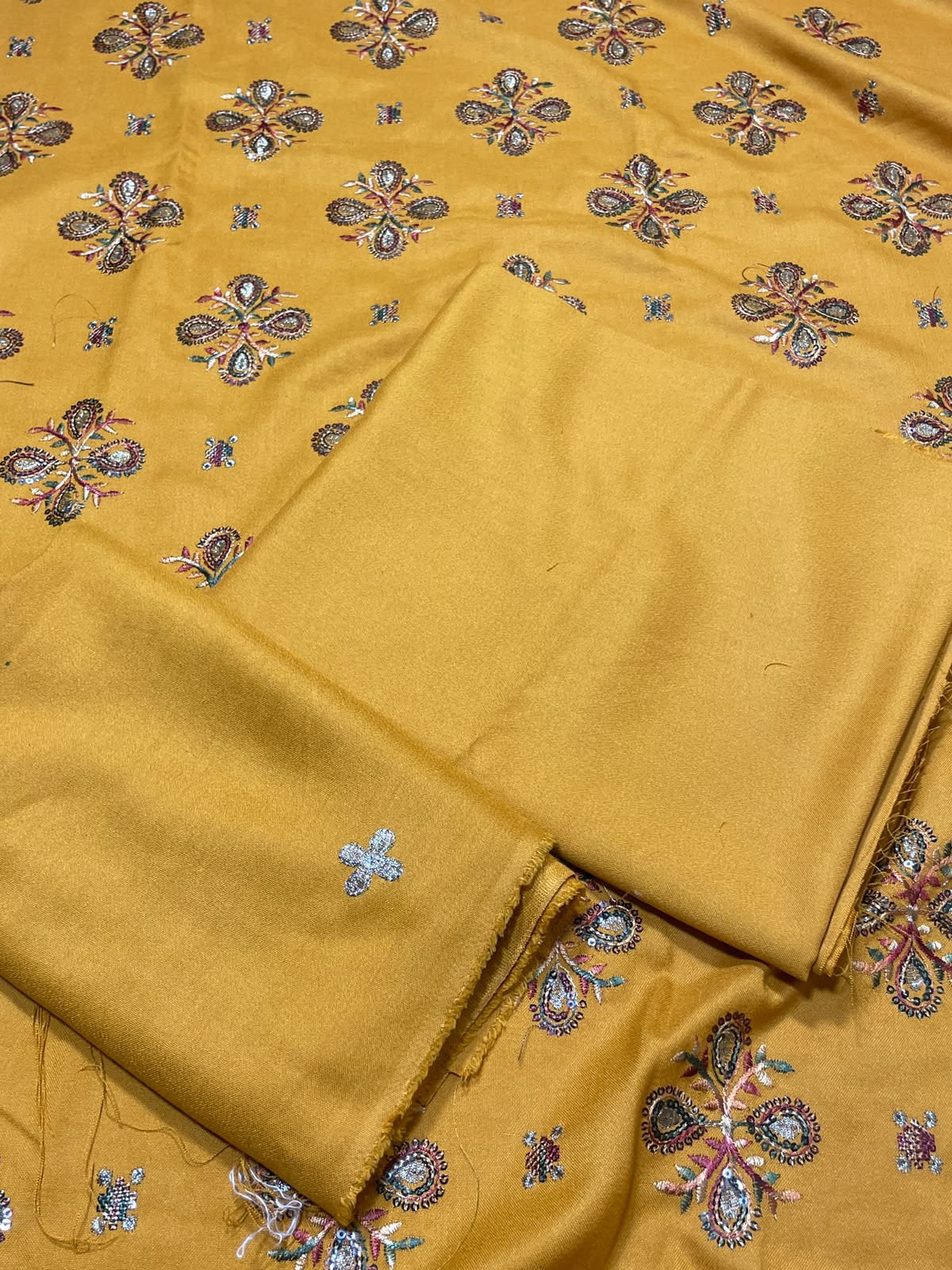 DHANAK EMBROIDERED 2 PIECE ARTICLE