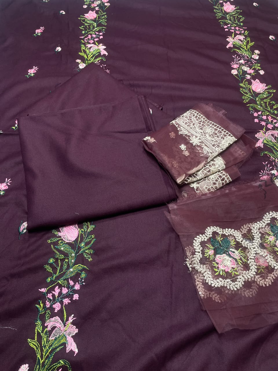 DHANAK EMBROIDERED 2 PIECE ARTICLE