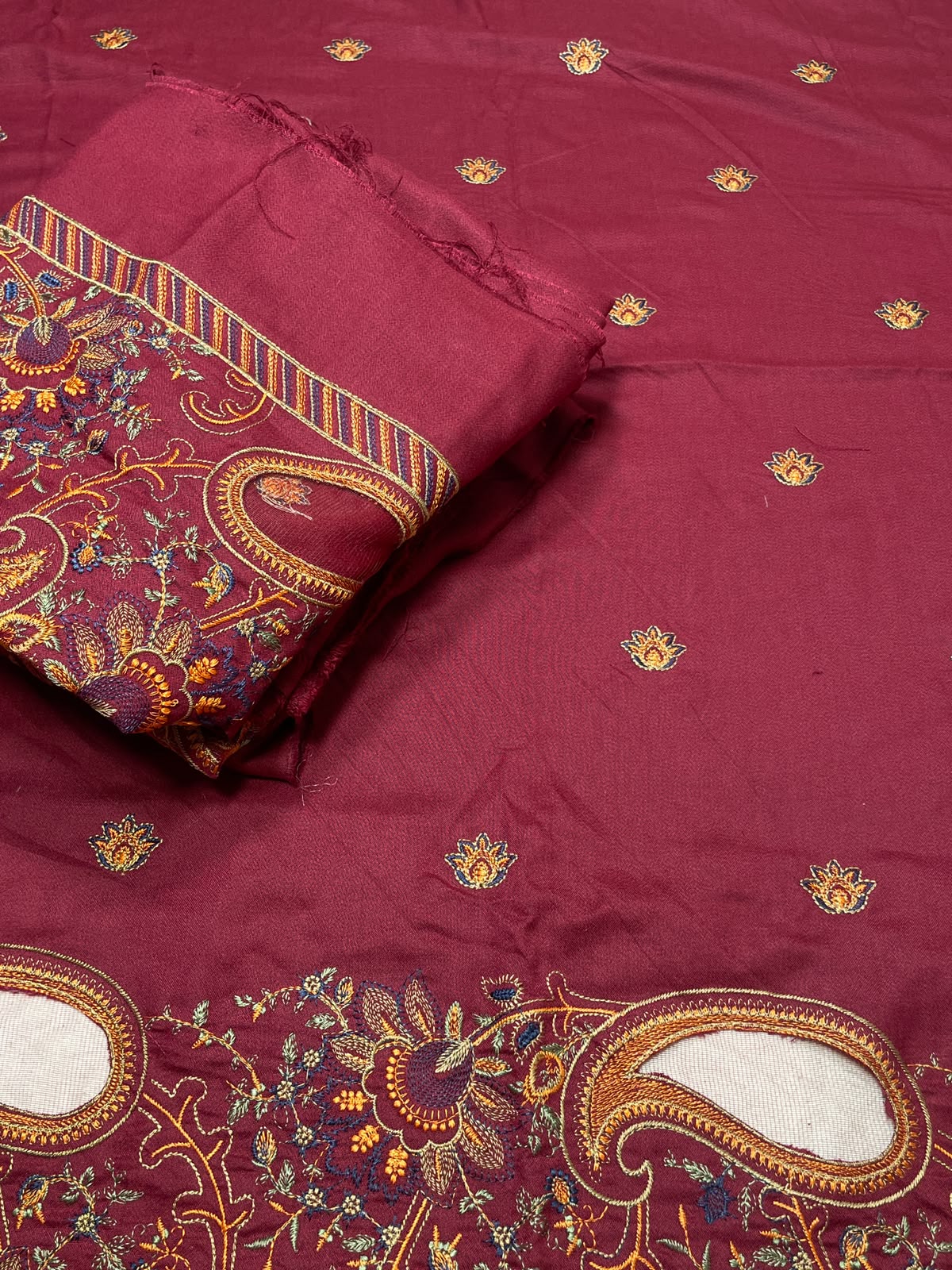 BREEZE DHANAK EMBROIDERED 3 PIECE ARTICLE